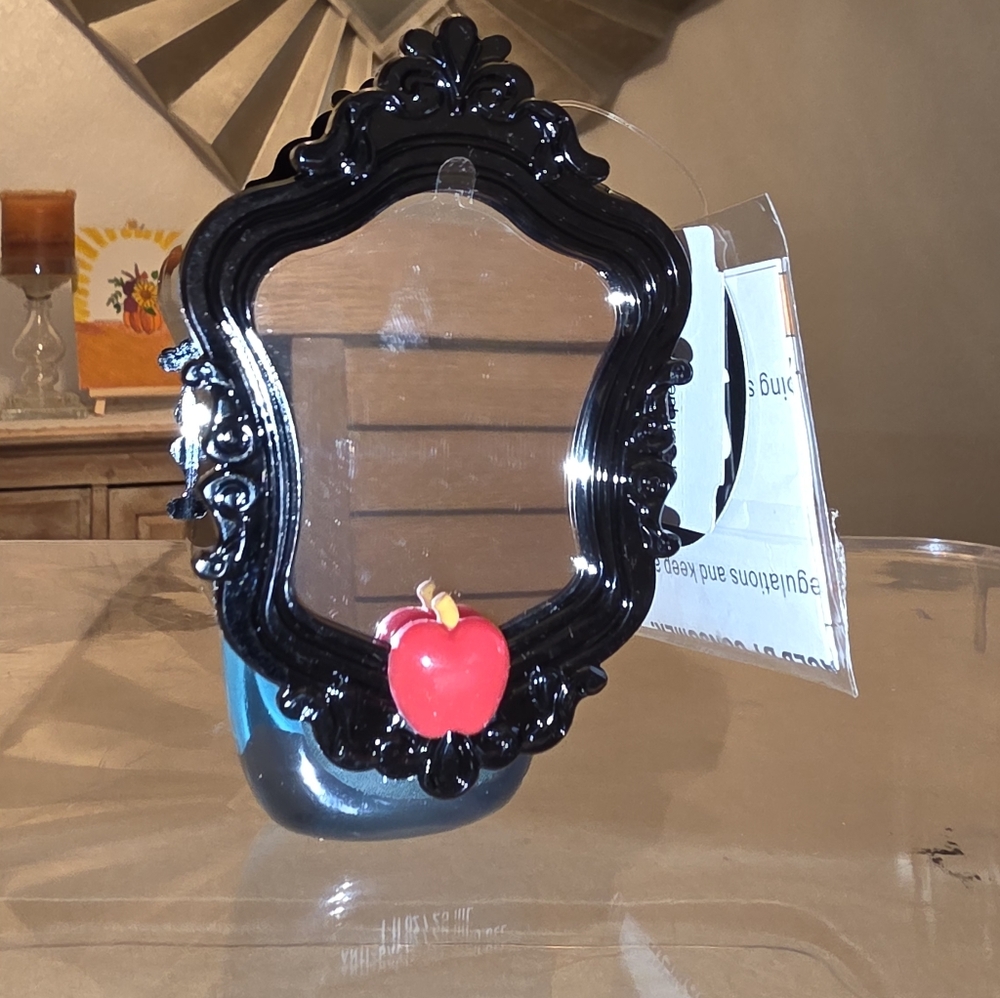 DISNEY Villains Evil Queen Light-Up Pocketbac